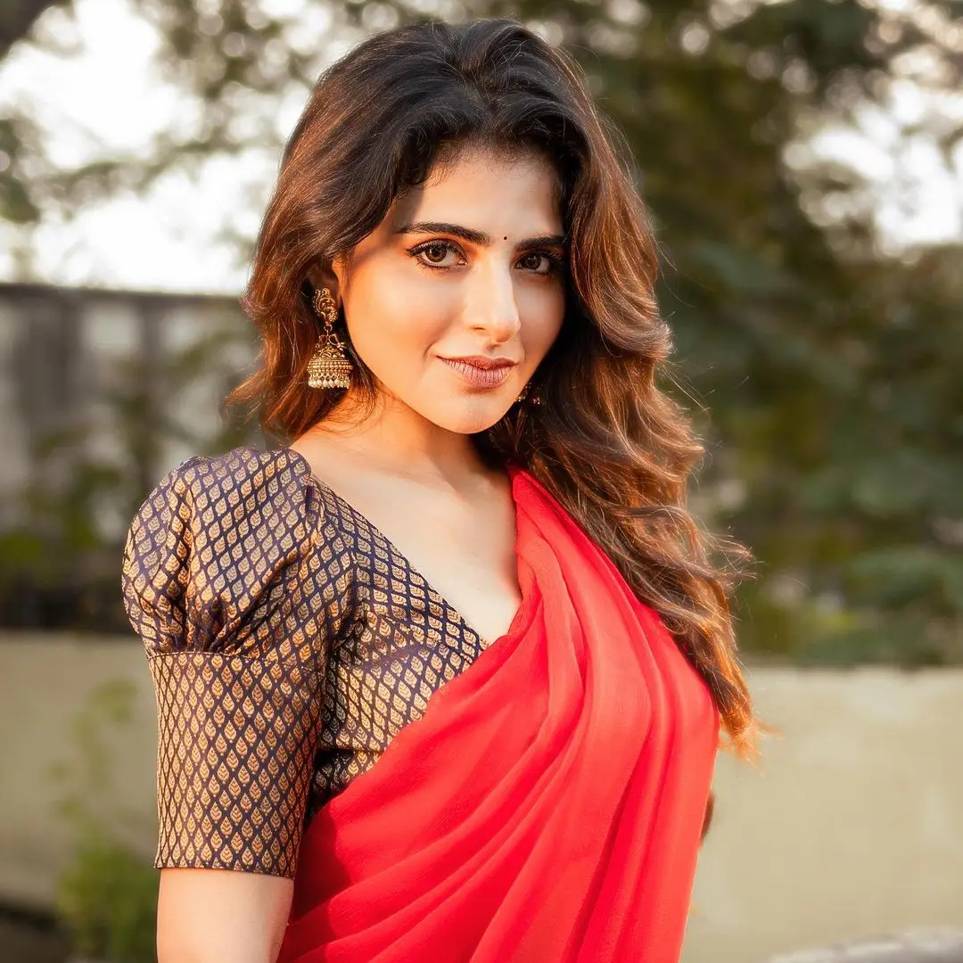 INDIAN GIRL ISWARYA MENON IN TRADITIONAL RED SAREE MAROON BLOUSE